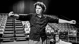 Das Beitragsbild des WDR3 Kulturfeature "Ich hatte drei Leben" zeigt Mikis Theodorakis 1971 während einer Probe