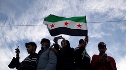 Das Beitragsbild des Dok5 "Freiheit unter Dschihadisten?" zeigt Syrer die sich Tage nach dem Sturz der Regierung von Bashar Assad auf dem Umayyad-Platz versammeln.