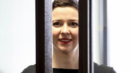 Das Beitragsbild des Dok5 "Strafkolonie der Frauen" zeigt Maria Kolesnikova, eine Oppositionelle aus Belarus, während einer Gerichtsverhandlung.