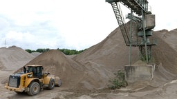 Kieswerk mit Bagger und Förderturm
