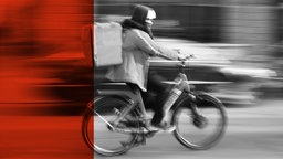 Das Beitragsbild ARD Radiofeature "Ausbeutung mit System" zeigt einen Fahrradkurier in Berlin. 