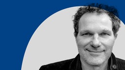 Autorenporträt des ARD Radiofeature "An vorderster Front" zeigt ein Porträt von Tom Schimmeck