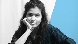 Das Autorenporträt des ARD Radiofeature "Losing my religion?" zeigt die Journalistin Nabila Abdel Aziz
