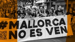 Das Beitragsbild des ARD Radiofeature "Aufstand auf den Balearen" zeigt eine Demonstration gegen den Massentourismus in Palma im Sommer 2024