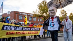Das Beitragsbild des Dok5 "Atompoker mit Russland" zeigt eine Anti-Atom-Demonstration vor der Firma ANF im niedersächsischen Lingen.