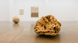 Beitragbild WDR3 Kulturfeature "Auf Sand gebaut" zeigt eine Sandskulptur der Künstlerin Jeewi Lee