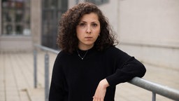 Das Beitragsbild des Dok5 "„Ich heiße Ayşe“ – Wie Namen das Leben von Menschen prägen" zeigt die Protagonistin Ayşe Güvendiren.