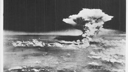 Das Beitragsbild des WDR3 Kulturfeature "Bis die Atombomben fielen" zeigt den Abwurf der Atombombe auf Hiroshima 1945 