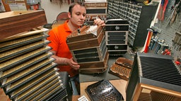 Das Beitragsbild des WDR3 Kulturfeature "Der süße Fluch des Bandoneons" zeigt Robert Wallschläger in seiner Carlsfelder Werkstatt.