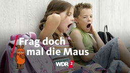 Zwei Kinder gähnen