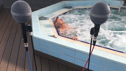 Das Beitragsbild des Dok5 "Eine Geschichte des Zeev Borger" zeigt Zeev Borger in einem Schwimmbecken.