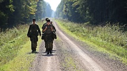 Das Beitragsbild des Dok5 "Im Grenzland" zeigt Frauen in Estland in Militäruniform bei Truppenübungen.