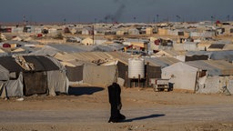Das Beitragsbild des Dok5 "Glaubt ihr wirklich, jemand wird uns hier rausholen?“ zeigt das Camp Al-Hol in Syrien.
