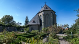 Das Beitragsbild des Dok 5 "Ora et labora - Wirtschaftsunternehmen Kloster" zeigt den Garten des Kloster Oerlinghausen in Arnsberg