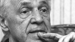 Das Beitragsbild des WDR3 Kulturfeature "Immer anders" zeigt ein Porträt des Komponisten Pierre Boulez