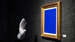 Das Beitragsbild des WDR3 Kulturfeature "Die Kraft der Reduktion – Minimalismus in der Kunst" zeigt das Werk "Untitled Blue Monochrome IKB 328" des französischen Künstlers Yves Klein während einer Versteigerung 2025 in Genf.