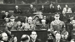 Das Beitragsbild des Dok5 "Japans Kriegsschuld und die Anfänge des Völkerstrafrechts" zeigt den Angeklakten Premier Hideki Tôjô vor dem Internationalen Militärgerichtshof in Tokio 1946.