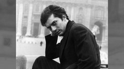 Das Beitragsbild des WDR3 Kultufeature „Ich versuchte jemand zu sein“ zeigt ein Porträt des Sängers Luigi Tenco aus dem Jahr 1967