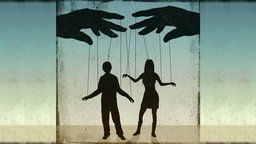 Silhouette von Mann und Frau, die von Puppenspieler kontrolliert werden.