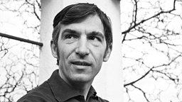 Das Beitragsbild des WDR3 Kulturfeature "Jeder muss seinen Wahnsinn selbst verantworten" zeigt ein Porträt des Kölner Schriftsteller Dieter Wellershoffs