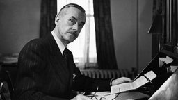 Das Beitragsbild des WDR3 "Ein Schriftsteller-Leben: Thomas Mann" zeigt Thomas Mann 1943 in seinem Arbeitszimmer in den USA