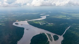 Das Beitragsbild des Dok5 "Schwimmende Justiz – Rechtsprechung am Amazonas" zeigt die Stadt Macapá am Amazonas aus der Luft.