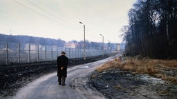 Januar 1990: Ein älterer Mann geht nach dem Mauerfall im ehemaligen Grenzgebiet spazieren.