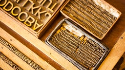 Das Beitragsbild des Dok5 "Mein Jahr unter Sprachrettern" zeigt einen Setzkasten mit Typen, Buchstaben zur Prägung.