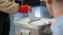 Das Beitragsbild des Dok5 "Wahlen in Deutschland" zeigt eine Wahlurne bei der Bundestagswahl in Baden-Württemberg