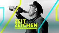 Ein Hochseefischer nimmt einen Schluck Rum aus der Flasche (Deutschland 1930er-Jahre)