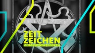 Symbole der Freimaurer (Zirkel, Winkel, Hammer und Kelle) im Tor zur Loge "Zur Einigkeit" in Frankfurt am Main (Aufnahme von 2017)