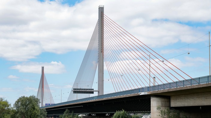 Gesperrte Friedrich-Ebert-Bruecke/Nordbruecke in Bonn