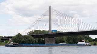 Ein Frachtschiff fährt unter der Bonner Nordbrücke hindurch