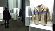 Die Schimanski-Jacke im Essener Ruhrmuseum – auf der Vitrine das Zitat "Du Idiot, hör auf mit der Scheiße"