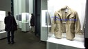Die Schimanski-Jacke im Essener Ruhrmuseum – auf der Vitrine das Zitat "Du Idiot, hör auf mit der Scheiße"