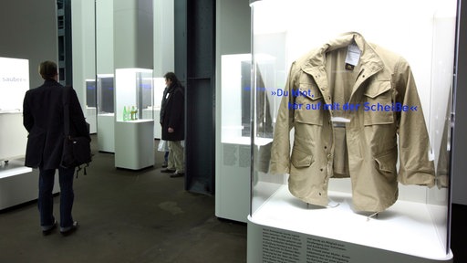 Die Schimanski-Jacke im Essener Ruhrmuseum – auf der Vitrine das Zitat "Du Idiot, hör auf mit der Scheiße"
