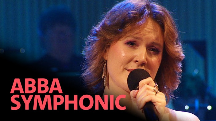 Sängerin Jessica Trocha beim Konzert "ABBA Symphonic" mit dem WDR Funkhausorchester