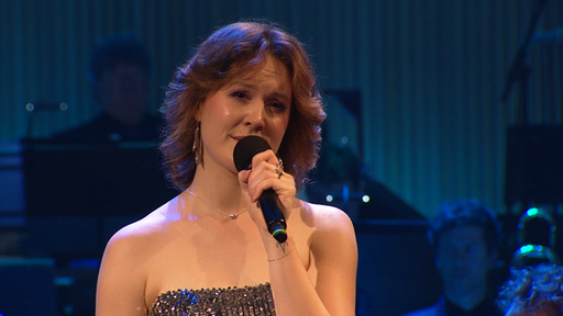 Sängerin Jessica Trocha beim Konzert "ABBA Symphonic" mit dem WDR Funkhausorchester