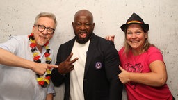 Ricky Tomson Ogbebor (m) und die WDR 2 Moderatoren Jan Malte Andresen (l) und Conny Raupold (r)