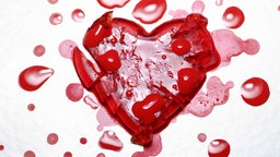 Ein rotes gebrochenes, blutendes Herz.