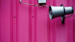 Lautsprecher an einer pinken Wand