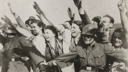 Fanatische Hitler-Anhänger beim Besuch Adolf Hitlers in Reichenberg, November 1938.
