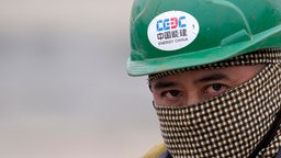 Das Beitragsbild des Dok5 "Linglong - Schmutzige Reifen für Europa" zeigt einen vietnamesischen Arbeiter im serbischen Zrenjanin. 