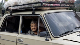 Das Beitragsbild des Dok5 "Von Stalins Willkür bis zum Terror Alijews" zeigt eine ältere Frau im Auto sitzend, die aus der von Aserbaidschan zurückeroberten kaukasischen Konfliktregion Berg-Karabach nach Armenien flieht.