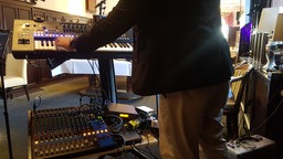 Das Beitragsbild zum Dok5 Feature "Keyboarder Karl - Geschichten vom Alleinunterhalter" zeigt Karl hinter seinem Keyboard.