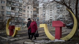 Das Beitragsbild des Dok5 Feature "Ukraine - Krieg der Lügen" zeigt eine Straße in Donetsk 2015, kontrolliert von pro-russischem Militär.