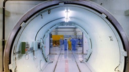 Das Beitragsbild Dok5 "Burnout - Requiem auf die deutsche Atomkraft" zeigt eine Schleuse zum sogenannten „Kontrollbereich“ im alten Block A	im Kernkraftwerk Gundremmingen.