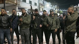 Das Beitragsbild des Dok5 Feature "Inside Jenin" zeigt bewaffnete palästinensische Kämpfer in Jenin im Westjordanland 2023.