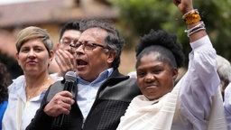 Das Beitragsbild des WDR5 Dok5 "Kolumbiens erster linker Präsident" zeigt Gustavo Petro und die Vizepräsidentin Francia Marquez,