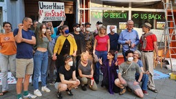 Das Beitragsbild des Dok5 Feature "Ein Haus läuft los - Geschichte einer abgewendeten Entmietung" zeigt die Bewohnern eines Mietshauses in Berlin-Pankow.